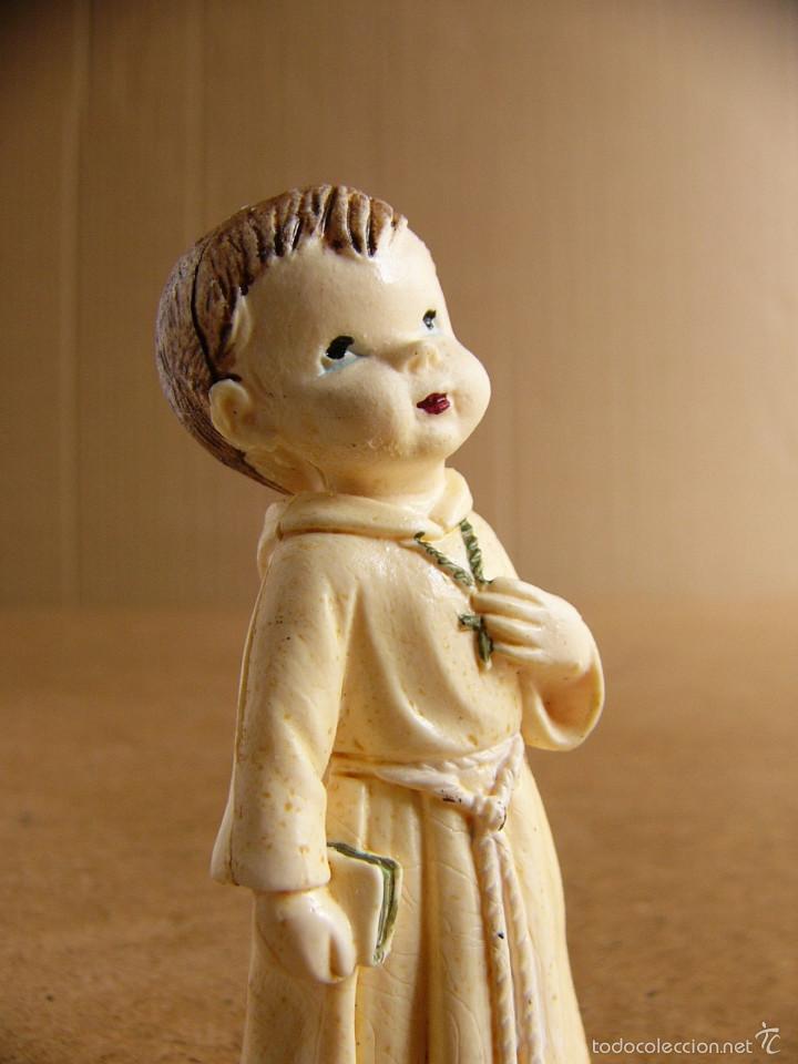 Segunda mano: Figura religiosa de monaguillo con libro y crucifijo - Foto 2