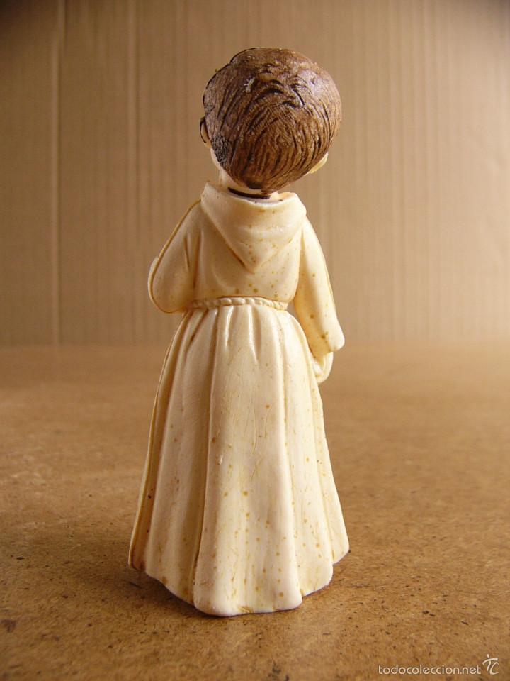 Segunda mano: Figura religiosa de monaguillo con libro y crucifijo - Foto 3