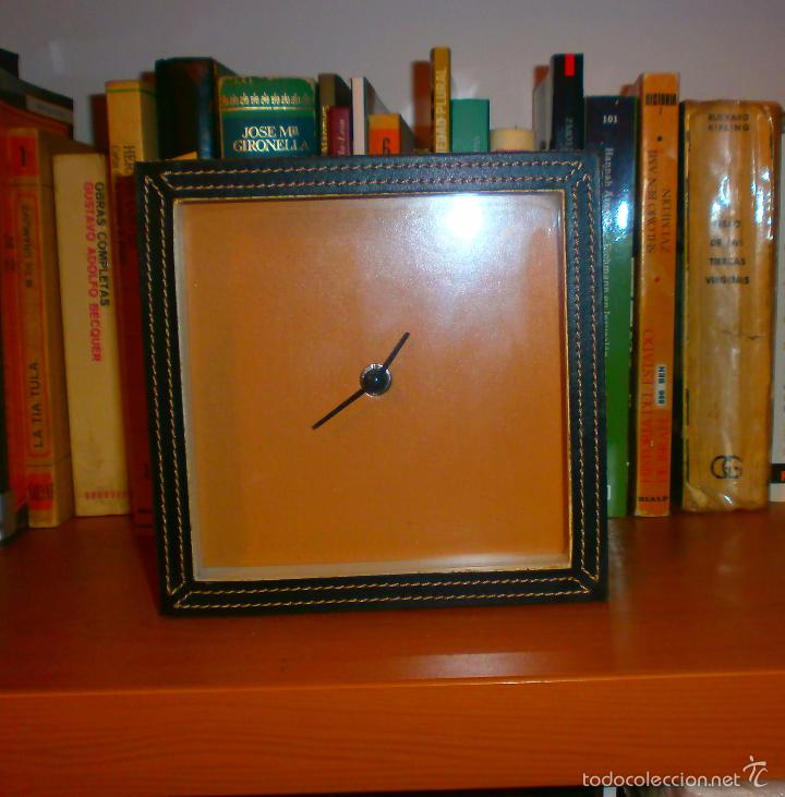 Segunda mano: Reloj mesa piel, funciona con pila - Foto 1