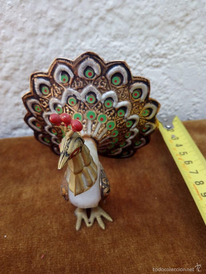Segunda mano: Pavo real de lat&oacute;n trabajado y otros materiales. - Foto 1