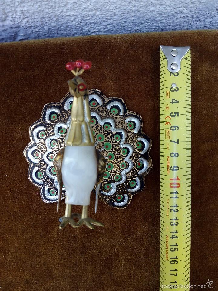 Segunda mano: Pavo real de lat&oacute;n trabajado y otros materiales. - Foto 2