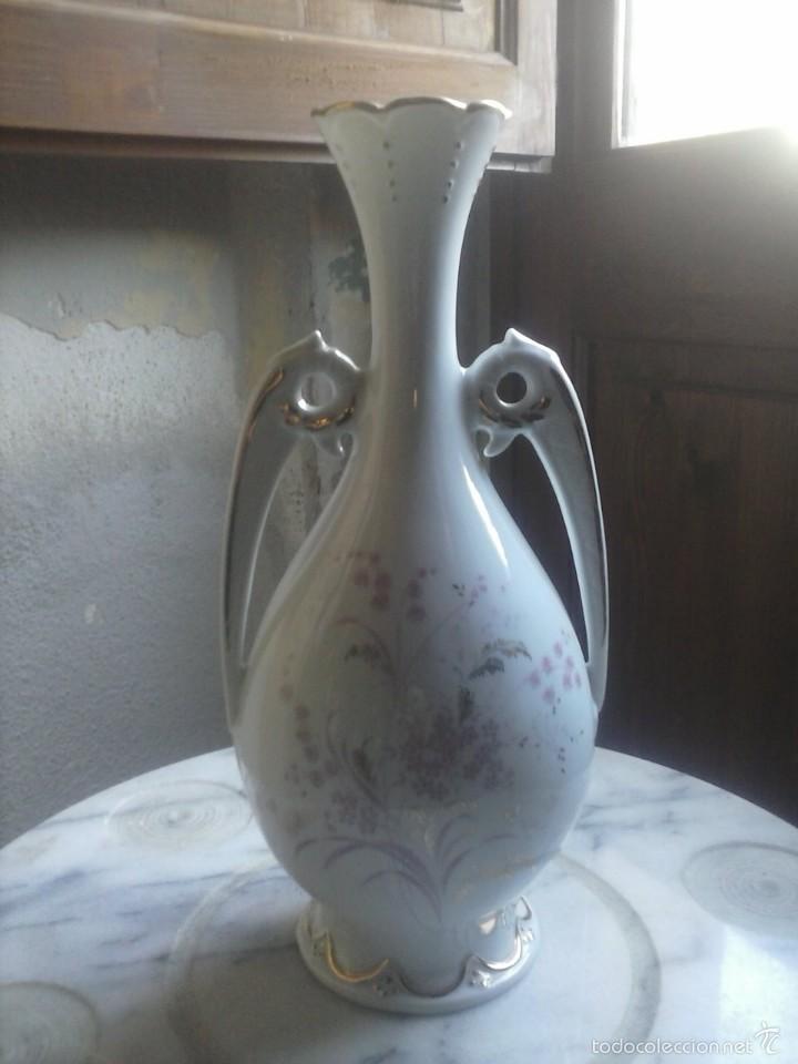 Segunda mano: JARRON DE PORCELANA . - Foto 1