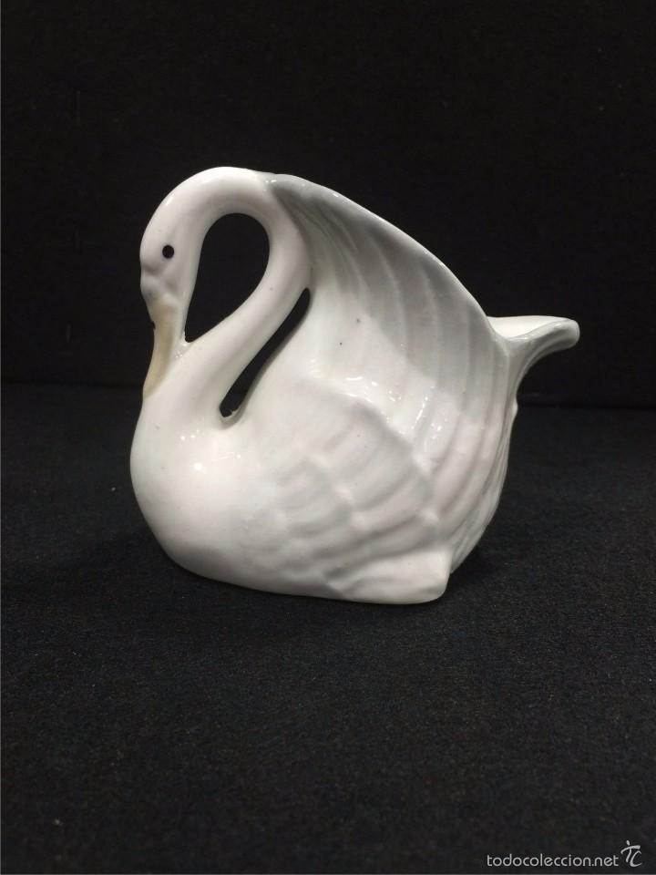 Segunda mano: PEQUE&Ntilde;A JARRA DE LECHE PORCELANA - Foto 1