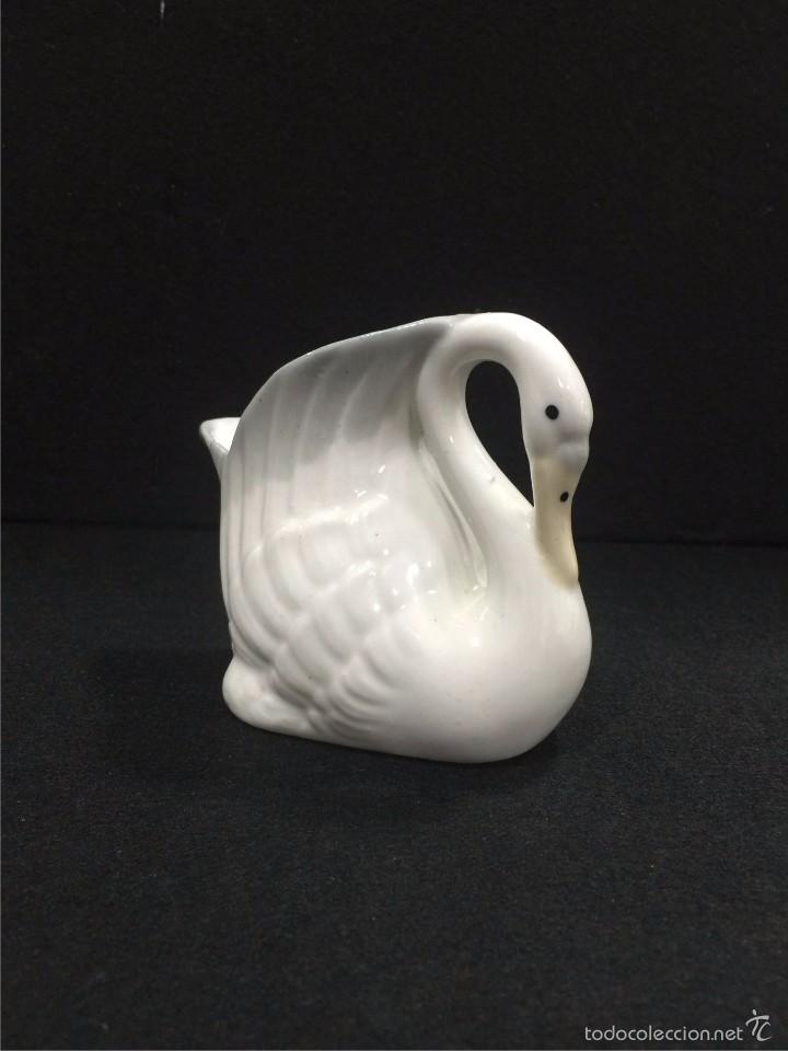 Segunda mano: PEQUE&Ntilde;A JARRA DE LECHE PORCELANA - Foto 2