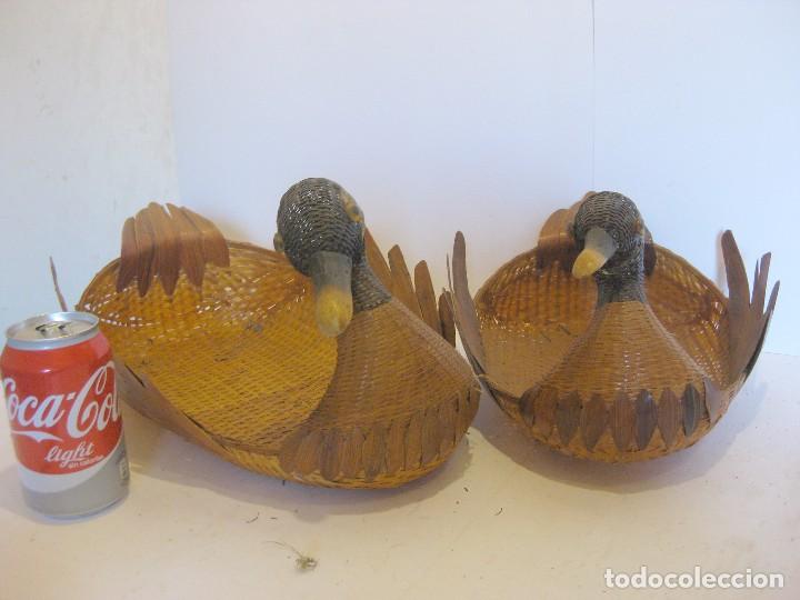 Segunda mano: 2 CESTOS DE MIMBRE EN FORMA DE PATO - Foto 1