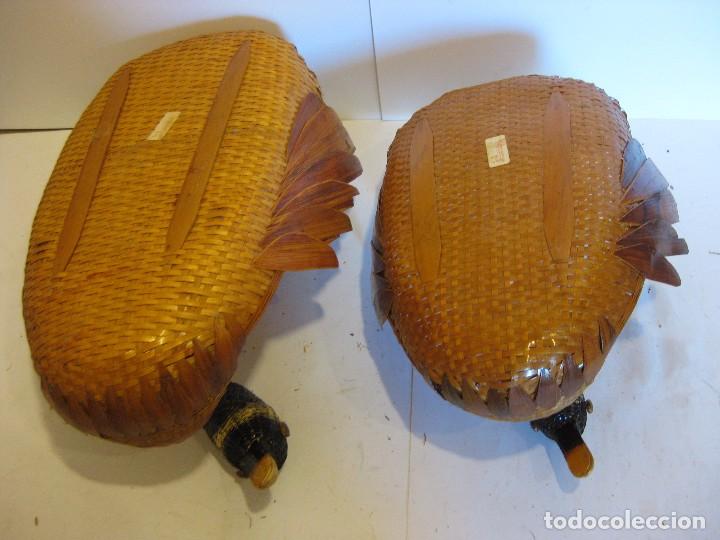 Segunda mano: 2 CESTOS DE MIMBRE EN FORMA DE PATO - Foto 3