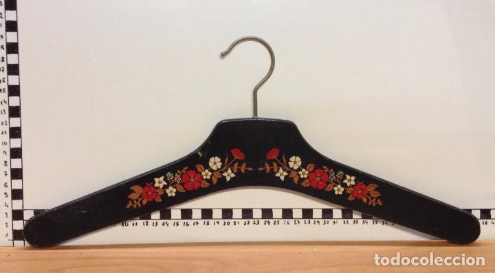 Segunda mano: 5 PERCHAS DECORADAS (L) - Foto 2