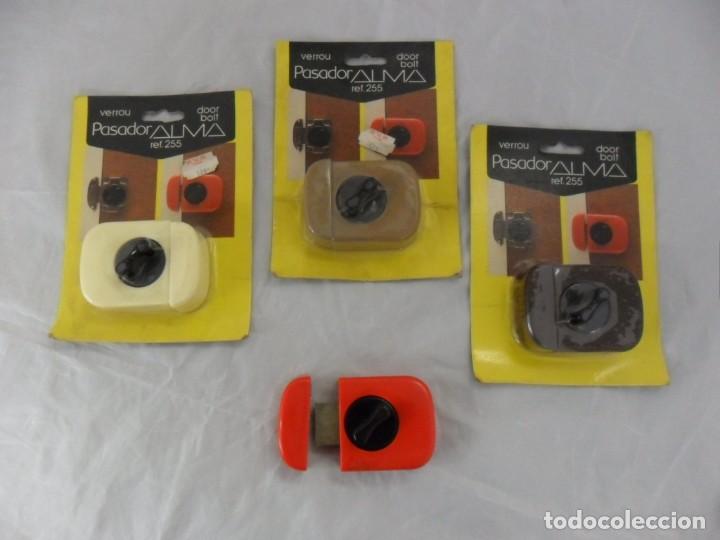 Segunda mano: CERROJO PASADOR ESTILO RETRO BEIGE - Foto 1