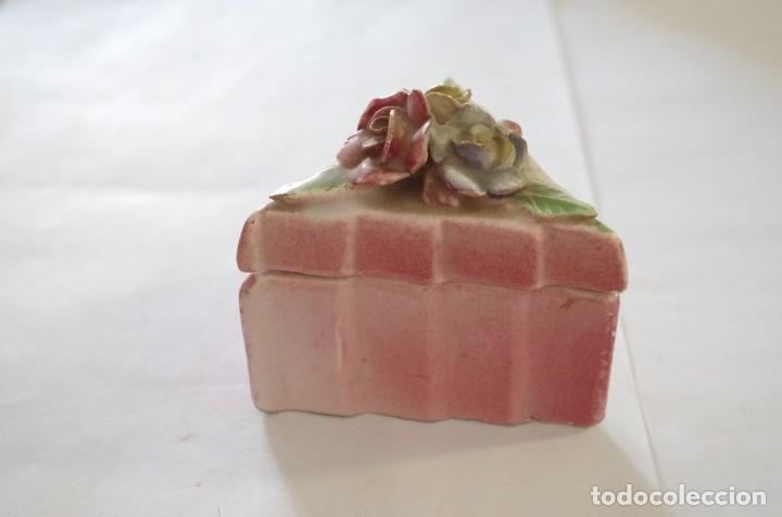 Segunda mano: CAJITA TRIANGULAR CON FLORES EN LA TAPA - Foto 1