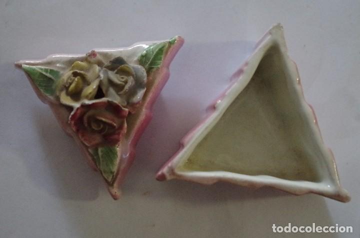 Segunda mano: CAJITA TRIANGULAR CON FLORES EN LA TAPA - Foto 2