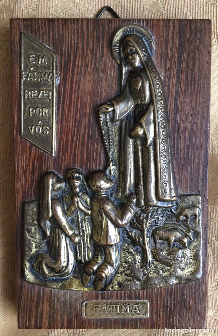 Segunda mano: PEQUE&Ntilde;O CUADRO DE MADERA Y BRONCE DE FATIMA - Foto 1