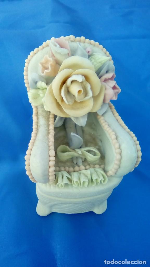 Segunda mano: pieza de porcelana silla joyero decorada - Foto 1