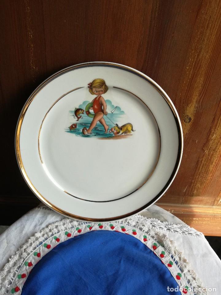 Segunda mano: PLATO DE PORCELANA - NI&Ntilde;A EN LA PLAYA . - Foto 1
