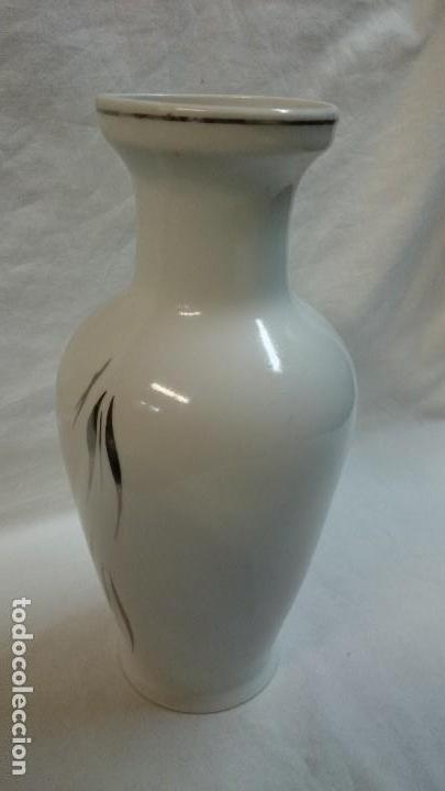 Segunda mano: FLORERO PORCELANA SELLADO 28 CM - Foto 2