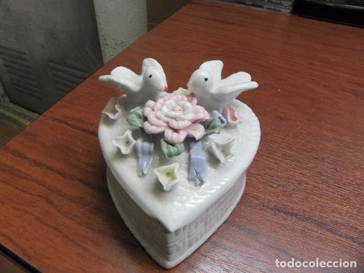 Segunda mano: JOYERO CAJA PALOMAS 10X9X7 CM - Foto 1