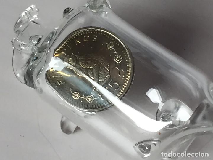 Segunda mano: CERDITO DE CRISTAL CON FIVE PENCE DE 1999 - Foto 2