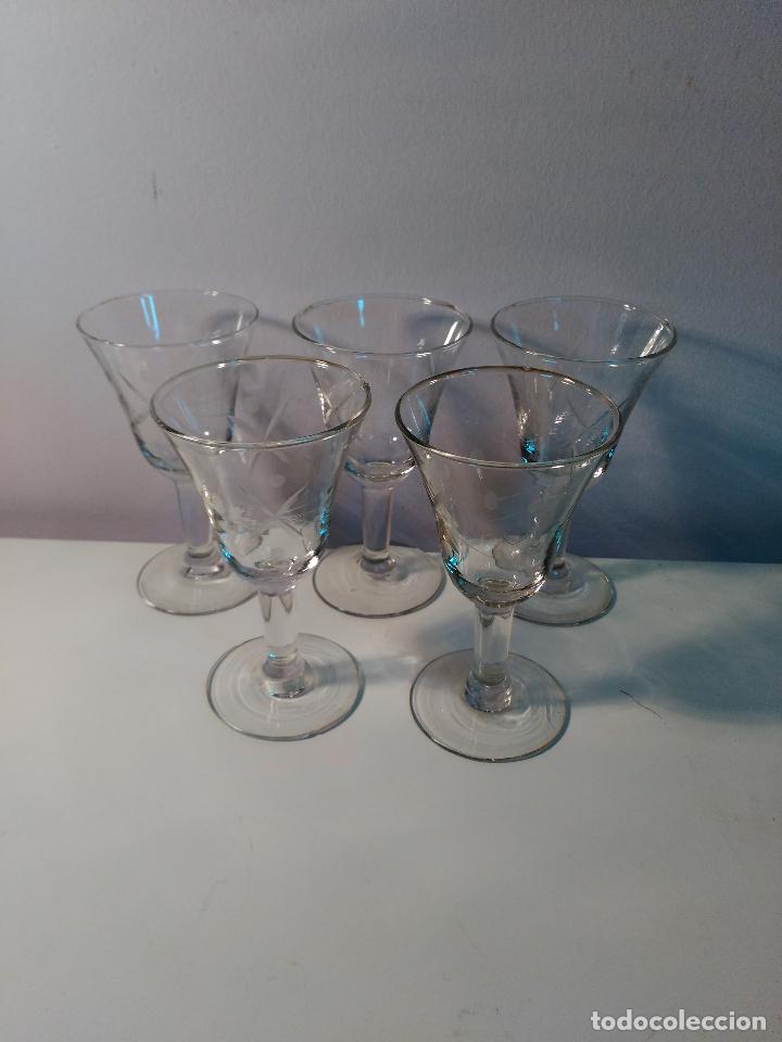 Segunda mano: Cinco Copas antiguas de cristal labrado - Foto 2