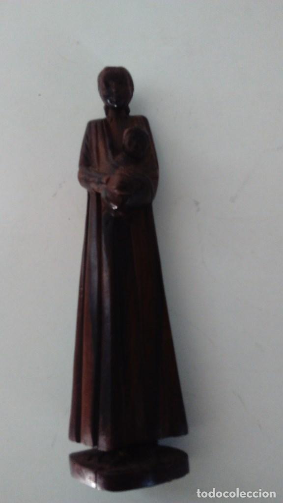Segunda mano: Peque&ntilde;a esculta de una maternidad en madera. - Foto 1