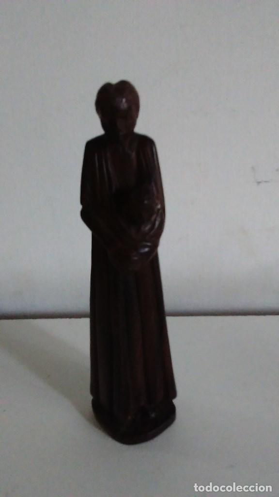 Segunda mano: Peque&ntilde;a esculta de una maternidad en madera. - Foto 2