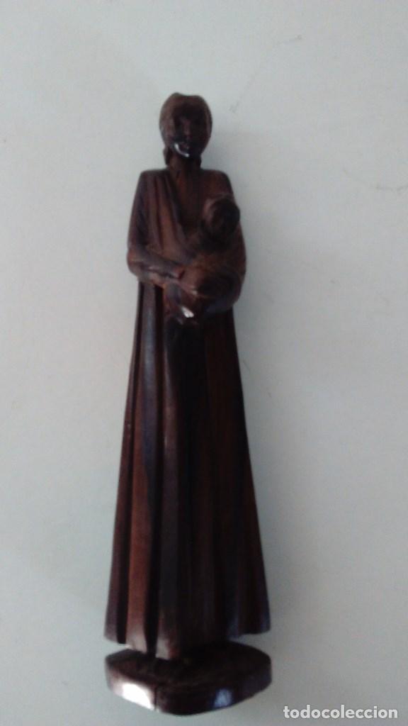 Segunda mano: Peque&ntilde;a esculta de una maternidad en madera. - Foto 3