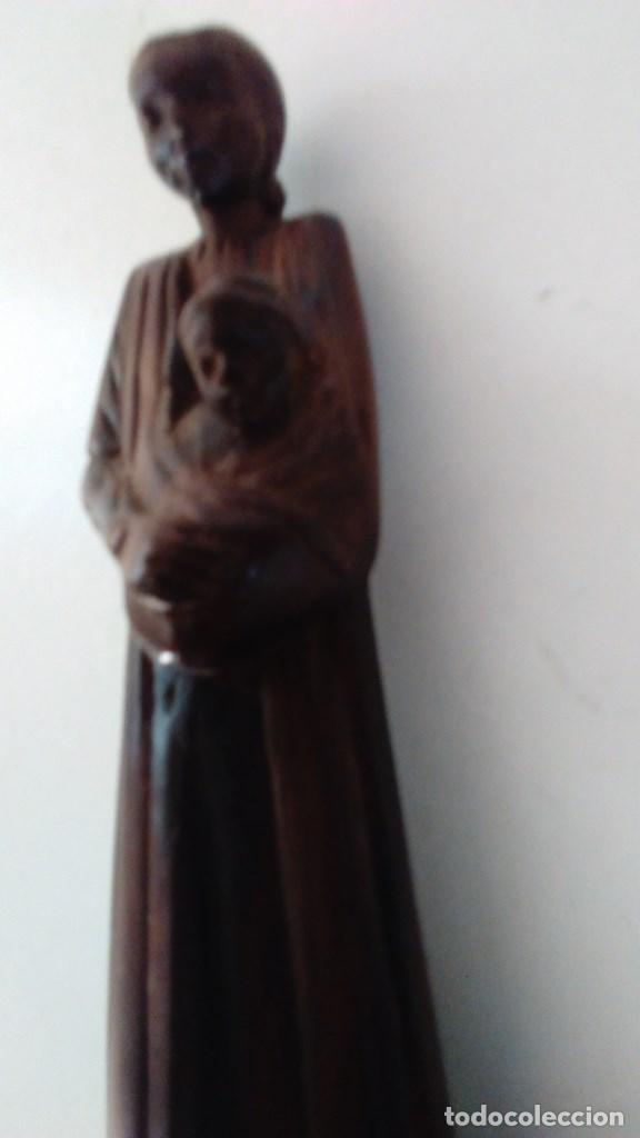Segunda mano: Peque&ntilde;a esculta de una maternidad en madera. - Foto 4