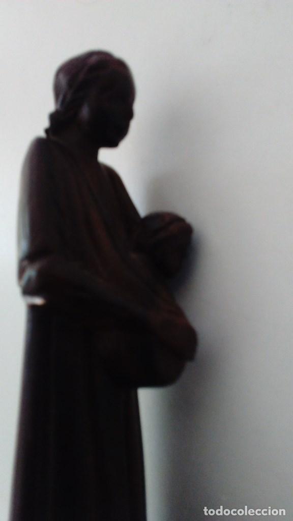 Segunda mano: Peque&ntilde;a esculta de una maternidad en madera. - Foto 7