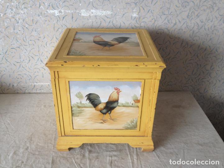 Segunda mano: ARCA DECORADA PINTADA A MANO Y FORRADA POR DENTRO - Foto 2