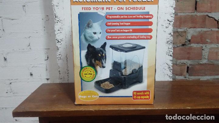 Segunda mano: Dispensador autom&aacute;tico de comida para animales, poco uso. - Foto 1