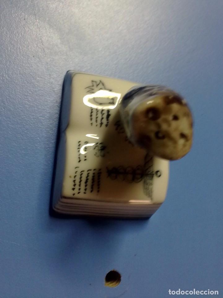 Segunda mano: PEQUE&Ntilde;O BUHO DE PORCELANA CON LIBRO - Foto 1