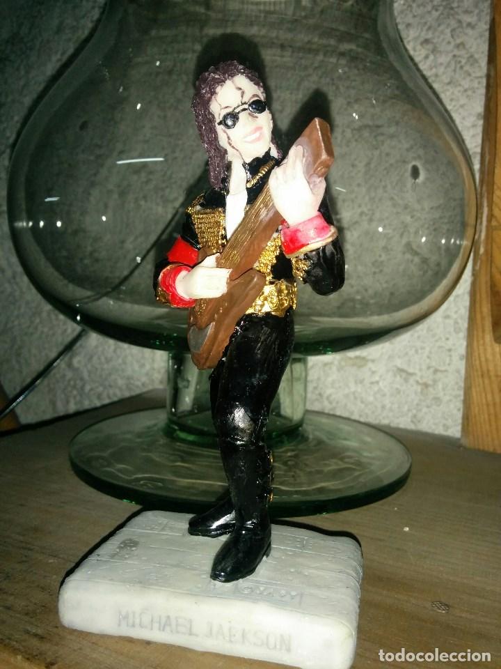 Segunda mano: Figurita en resina Michael Jackson, 14 cms. de altura - Foto 1