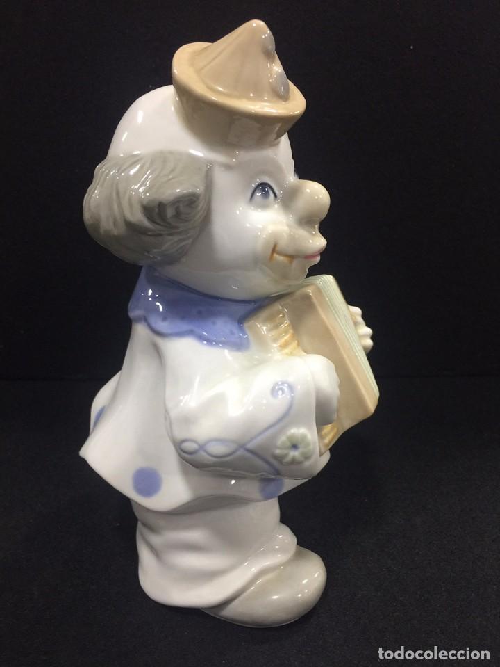 Segunda mano: PAYASO DE PORCELANA CON ACORDE&Oacute;N -SANBO - Foto 2
