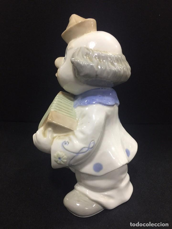 Segunda mano: PAYASO DE PORCELANA CON ACORDE&Oacute;N -SANBO - Foto 3