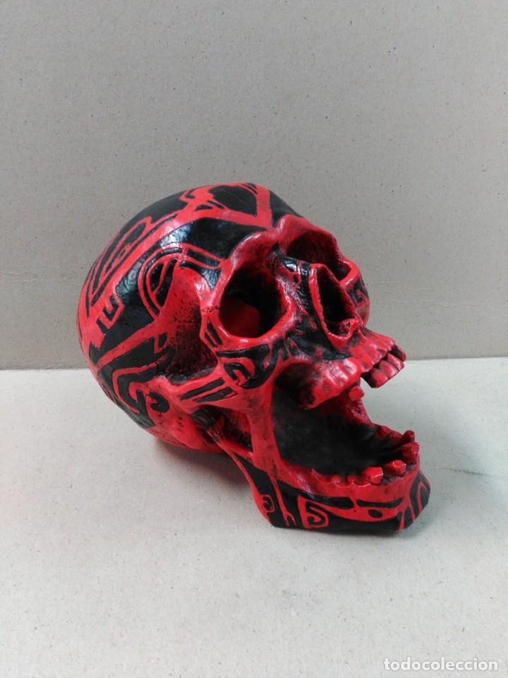 Segunda mano: CALAVERA DE RESINA EN COLOR ROJO/NEGRO - Foto 3