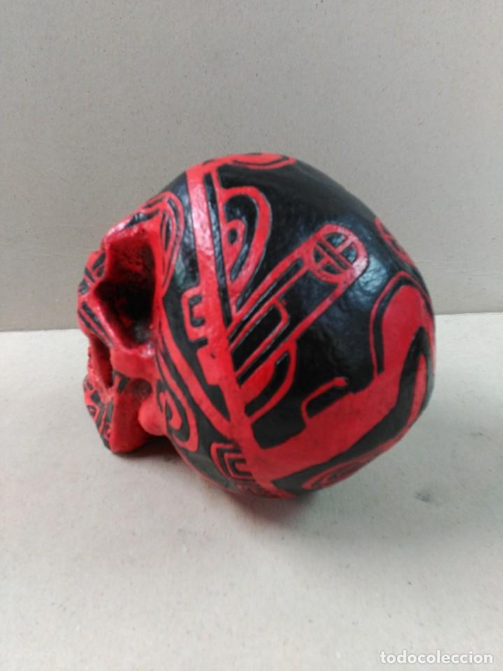 Segunda mano: CALAVERA DE RESINA EN COLOR ROJO/NEGRO - Foto 4