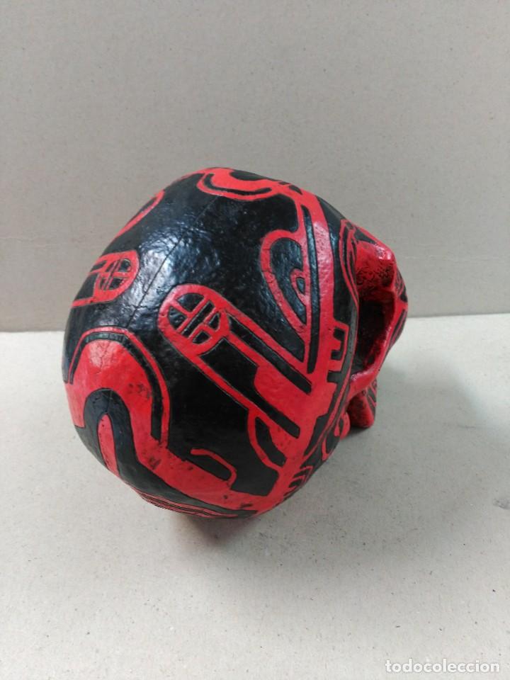Segunda mano: CALAVERA DE RESINA EN COLOR ROJO/NEGRO - Foto 5