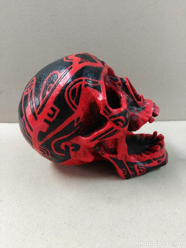 Segunda mano: CALAVERA DE RESINA EN COLOR ROJO/NEGRO - Foto 6