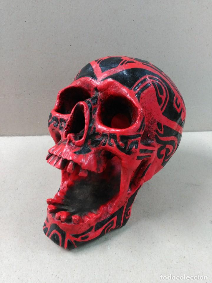 Segunda mano: CALAVERA DE RESINA EN COLOR ROJO/NEGRO - Foto 8