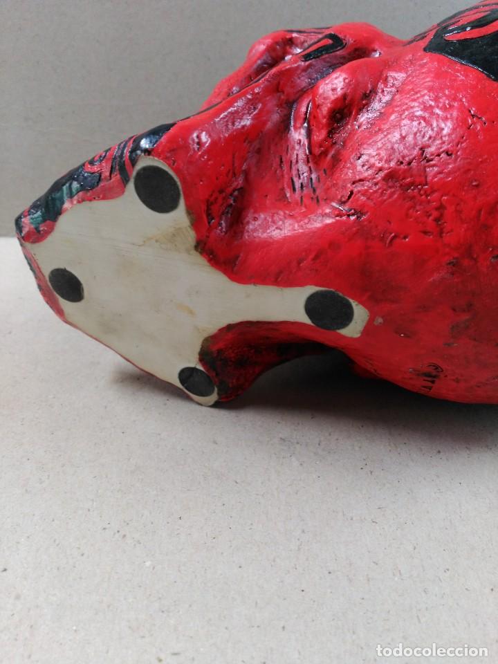 Segunda mano: CALAVERA DE RESINA EN COLOR ROJO/NEGRO - Foto 10