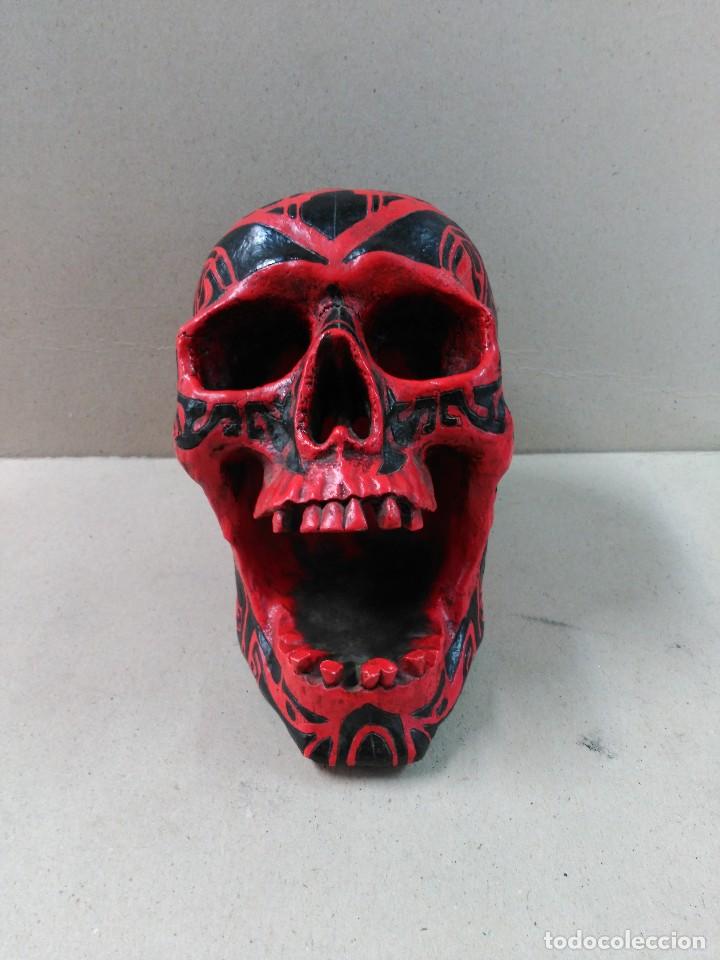 Segunda mano: CALAVERA DE RESINA EN COLOR ROJO/NEGRO - Foto 2
