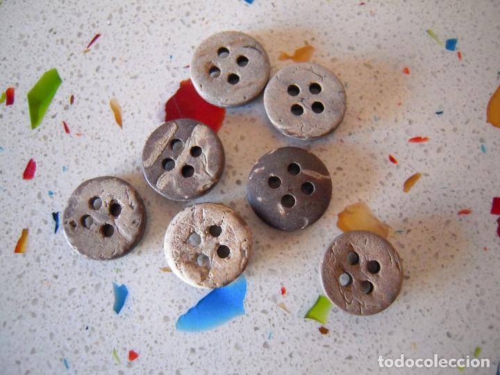 Segunda mano: Siete botones marrones - Foto 1