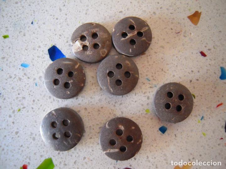 Segunda mano: Siete botones marrones - Foto 2