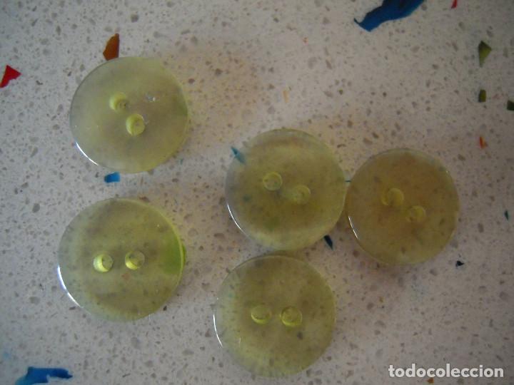 Segunda mano: Lote cinco botones verdosos - Foto 1