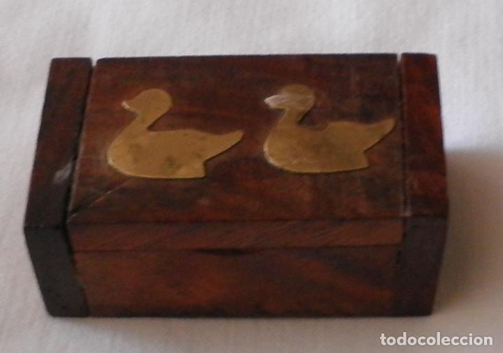 Segunda mano: cajita joyero de madera con patitos de laton - Foto 1