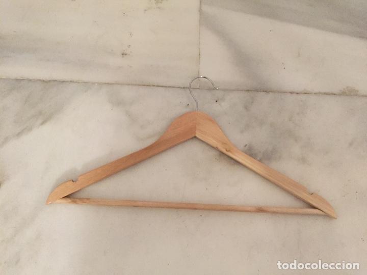Segunda mano: Juego 30 perchas - Foto 1