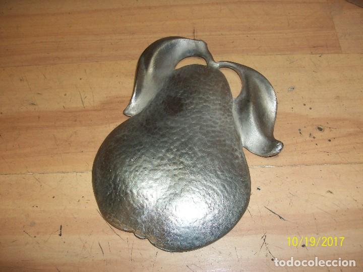 Segunda mano: ADORNO CON FORMA DE PERA-METAL - Foto 2