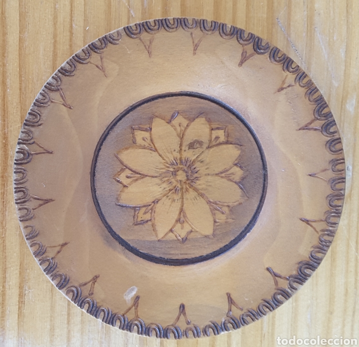 Segunda mano: Plato de madera tallada - Foto 1