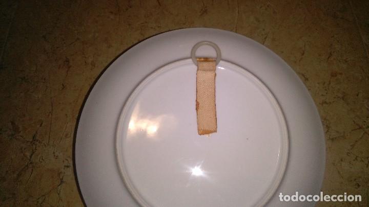 Segunda mano: Plato de porcelana para colgar. La almarcha, Cuenca - Foto 2
