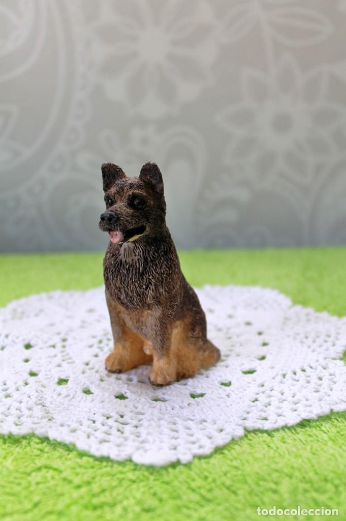 Segunda mano: PERRO DE RESINA-9 CM - Foto 3
