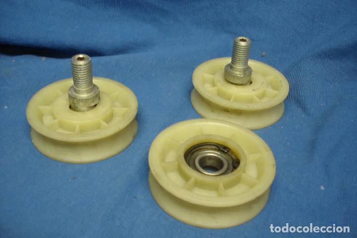 Segunda mano: RUEDA DE NAILON CON EJE EXC&Eacute;NTRICO Y RODAMIENTO MARCA MANUSA - Foto 1