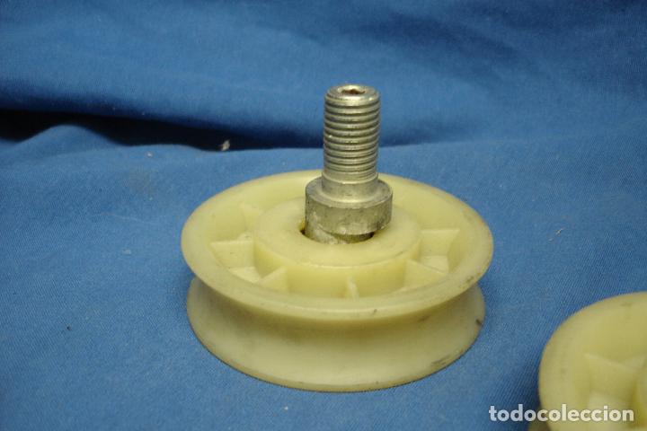 Segunda mano: RUEDA DE NAILON CON EJE EXC&Eacute;NTRICO Y RODAMIENTO MARCA MANUSA - Foto 2